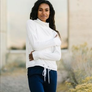 🌙 NWT Zyia White drawstring sweatshirt